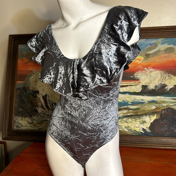 LBB Crushed Velvet Steel Silver‎ Grey 1pc Ruffled Thong Bodysuit Top Sz M NWT - Picture 4 of 12